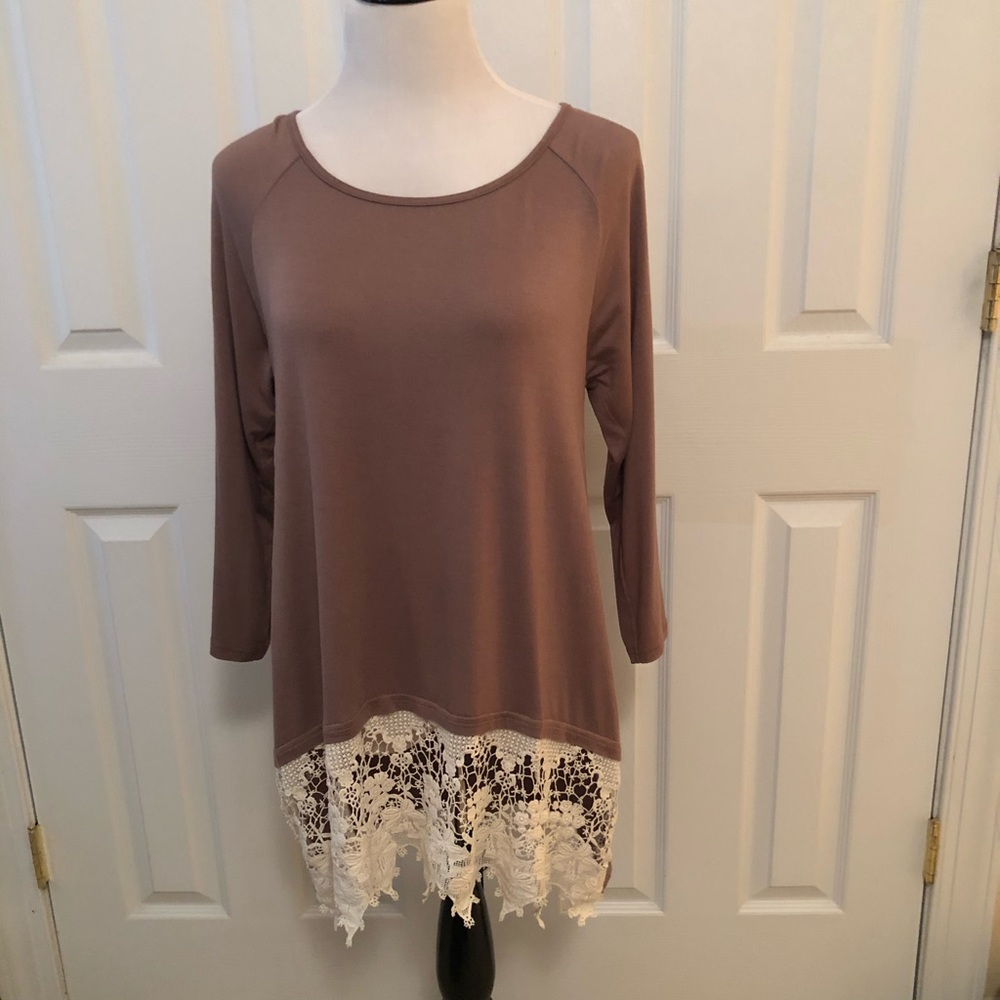 T-shirt top with lace edging, front only